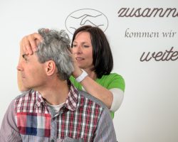Kopfrotationstest, um zu sehen, ob sich die Halswirbelsäule frei bewegen lässt