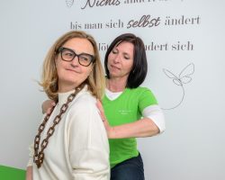 Körperrotationstest, um zu sehen, ob sich die Wirbelsäule frei bewegen lässt