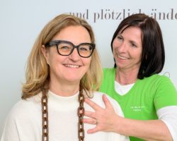 Körperrotationstest, um zu sehen, ob sich die Wirbelsäule frei bewegen lässt